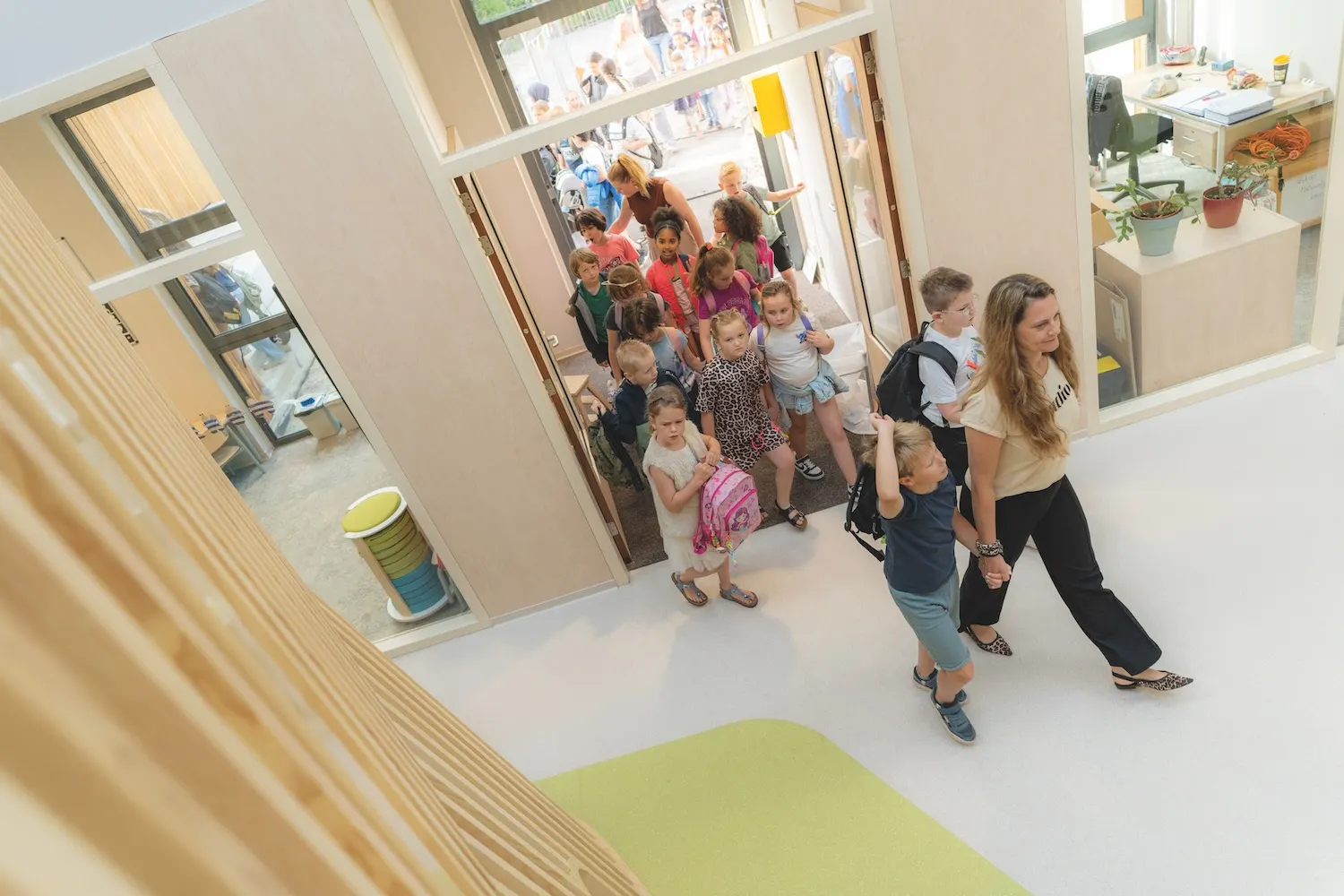 leerlingen wandelen de school binnen